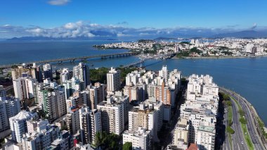 Florianopolis Skyline Santa Catarina Brezilya 'daki Florianopolis' te. Şehir Sahnesi. Şehir merkezinde trafik vardı. Şehir peyzajı. Florianopolis Skyline Santa Catarina Brezilya 'daki Florianopolis' te. Tarihi Binalar.