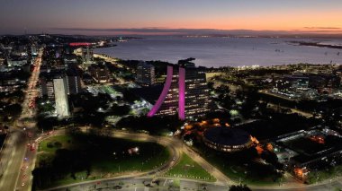 Rio Grande Do Sul Brezilya 'daki Porto Alegre' de Sunset Skyline. Gün batımı manzarası. Şehir merkezinde. Highrise İnşaat Şehri Skyline. Rio Grande Do Sul Brezilya 'daki Porto Alegre' de günbatımı silüeti.