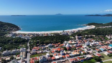 Quatro Ilhas Plajı Santa Catarina Brezilya 'daki Bombinhas' ta. Sahil Skyline. Doğa manzarası. Yaz Gezisi. Quatro Ilhas Plajı Santa Catarina Brezilya 'daki Bombinhas' ta. Tropikal Manzara.