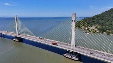 Santa Catarina Brezilya 'daki Laguna' da Manzaralı Viyadük. Kablo Köprüsü Manzarası. Freeway Yolu. Deniz Burnu Arkaplanı. Santa Catarina Brezilya 'daki Laguna' da Manzaralı Viyadük. Sarma Köprüsü.