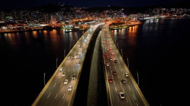 Santa Catarina Brezilya 'daki Florianopolis' te Gece Skyline 'ı. Aydınlanmış Şehir. Trafik Köprüsü. Şehir peyzajı. Santa Catarina Brezilya 'daki Florianopolis' te Gece Skyline 'ı. Şehir Merkezi Simgesi.