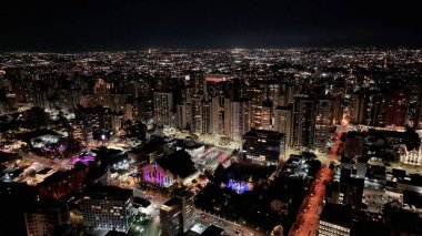Curitiba Skyline Parana Brezilya Curitiba 'da. Trafik Bulvarı. Şehir merkezinde. Şehir Gecesi Manzarası. Curitiba Skyline Parana Brezilya Curitiba 'da. Şehir manzarası arka planı. Parana Brezilya.