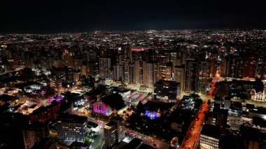 Curitiba Skyline Parana Brezilya Curitiba 'da. Gece Şehri Peyzajı. Şehir merkezinde. Trafik Bulvarı. Curitiba Skyline Parana Brezilya Curitiba 'da. Şehir manzarası arka planı. Parana Brezilya.
