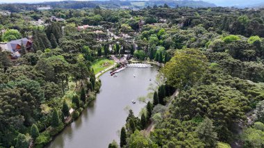 Gramado Brezilya. Rio Grande Do Sul Brezilya 'daki Gramado' da Lago Negro. Bahçe arazisi. Turistik cazibe. Şehir Parkı. Rio Grande Do Sul Brezilya 'daki Gramado' da Lago Negro. Orman Ağaçları Sahnesi.