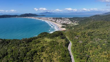 Bombinhas Skyline Santa Catarina Brezilya 'da Bombinhas' da. Plaj manzarası. Doğa Deniz Burnu. Seyahat güzergahı. Bombinhas Skyline Santa Catarina Brezilya 'da Bombinhas' da. Turkuaz Su.