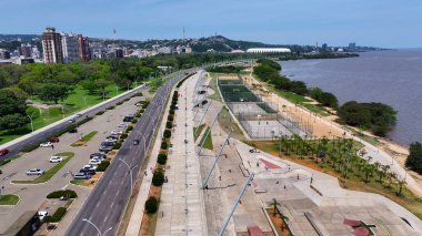 Rio Grande Do Sul Brezilya 'daki Porto Alegre' de Guaiba Sınırı. Highrise Binaları. Şehir manzarası manzarası. Eğlence Bölgesi. Rio Grande Do Sul Brezilya 'daki Porto Alegre' de Guaiba Sınırı.