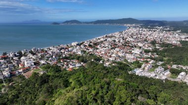 Santa Catarina Brezilya 'daki Florianopolis' te Canasvieiras Plajı. Sahil Skyline. Doğa manzarası. Yaz Gezisi. Santa Catarina Brezilya 'daki Florianopolis' te Canasvieiras Plajı. Tropikal Manzara.