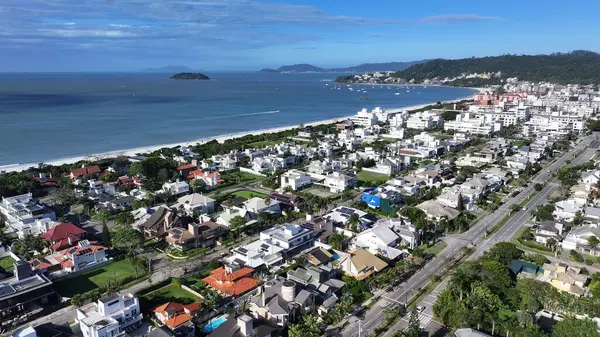 Santa Catarina Brezilya 'daki Florianopolis' te Jurere Internacional. Plaj manzarası. Doğa Deniz Burnu. Seyahat güzergahı. Santa Catarina Brezilya 'daki Florianopolis' te Jurere Internacional. Turkuaz Su.