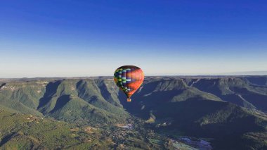 Santa Catarina Brezilya 'daki Praia Grande' de balon gezisi. Balon sahnesi. Pirinç tarlaları manzarası. Gündoğumu Skyline. Santa Catarina Brezilya 'daki Praia Grande' de balon gezisi. Macera Spor Yaşam Tarzı.
