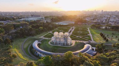 Curitiba Parana. Parana Brezilya 'daki Curitiba Botanik Bahçesi. Botanik manzarası. Turizm Seyahati. Günbatımı Gökyüzü Bulutları. Parana Brezilya 'daki Curitiba Botanik Bahçesi. Çiçek Manzarası.