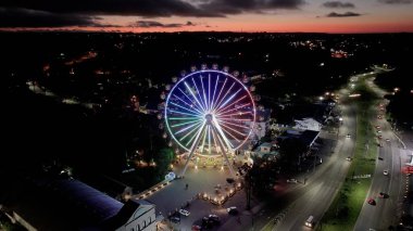 Rio Grande Do Sul Brezilya 'daki Canela' da dönme dolabı aydınlattı. Renkli dönme dolap. Aydınlanmış Şehir. Gün batımı manzarası. Rio Grande Do Sul Brezilya 'daki Canela' da Dönme dolabı aydınlatılmış..