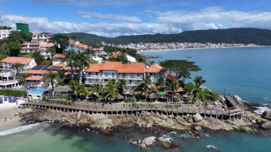 Bombinhas Plajı Santa Catarina Brezilya 'da. Plaj manzarası. Doğa Deniz Burnu. Seyahat güzergahı. Bombinhas Plajı Santa Catarina Brezilya 'da. Turkuaz Su.