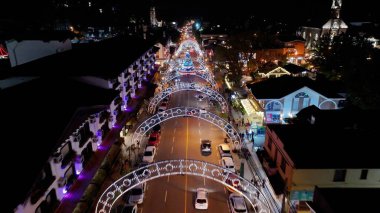 Rio Grande Do Sul Brezilya 'daki Gramado' da aydınlanmış cadde. Şehir merkezinde. Noel Dekorasyonu Manzarası. Aydınlanmış Şehir. Rio Grande Do Sul Brezilya 'daki Gramado' da Aydınlanmış Sokak.