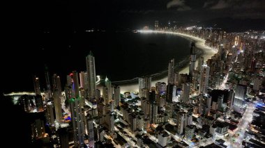 Santa Catarina Brezilya 'daki Camboriu' da Gece Şehri. Şehir merkezinde. Aydınlanmış Şehir. Highrise Binaları. Camboriu 'da Gece Şehri Santa Catarina Brezilya.