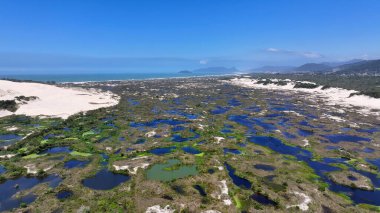 Joaquina Dune, Florianopolis, Santa Catarina Brezilya 'da. Yağmur suyu gölleri. Kum tepeleri. Doğa cenneti. Joaquina Dune, Florianopolis, Santa Catarina Brezilya 'da. Plaj manzarası.