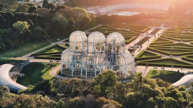 Curitiba Parana. Parana Brezilya 'daki Curitiba Botanik Bahçesi. Botanik manzarası. Turizm Seyahati. Günbatımı Gökyüzü Bulutları. Parana Brezilya 'daki Curitiba Botanik Bahçesi. Çiçek Manzarası.