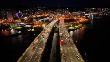 Santa Catarina Brezilya 'daki Florianopolis' te Gece Şehir. Aydınlanmış Şehir. Şehir merkezinde trafik vardı. Şehir peyzajı. Santa Catarina Brezilya 'daki Florianopolis' te Gece Şehir. Turizm Tarihi Yer.