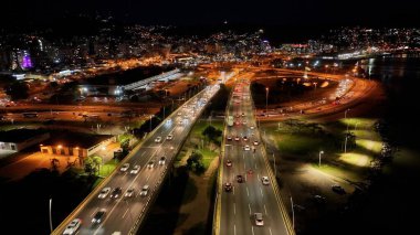 Santa Catarina Brezilya 'daki Florianopolis' te trafik köprüsü. Aydınlanmış Şehir. Şehir merkezinde trafik vardı. Şehir peyzajı. Santa Catarina Brezilya 'daki Florianopolis' te trafik köprüsü. Tarihi Köprü.