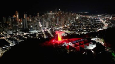 Santa Catarina Brezilya 'daki Balnear io Camboriu' da Cristo Luz 'un Gece Manzarası. Işık İsa. Aydınlanmış heykel. Parlak renkler. Santa Catarina Brezilya 'daki Balneario Camboriu' da Cristo Luz. Turizm Tarihi Yer.