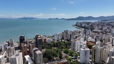 Santa Catarina Brezilya 'daki Florianopolis' in kuzey kıyısında. Sahil şehri. Şehir merkezinde. Şehir manzarası manzarası. Santa Catarina Brezilya 'daki Florianopolis' in kuzey kıyısında. Turizm Tarihi Yer.