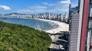 Santa Catarina Brezilya 'daki Camboriu' da sahil yolu. Plaj manzarası. Dönme dolabın simgesi. Highrise Binaları. Camboriu Sahil Yolu Santa Catarina Brezilya.