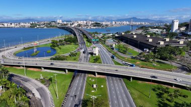 Florianopolis 'teki Freeway Yolu, Santa Catarina Brezilya. Şehir Sahnesi. Şehir merkezinde trafik vardı. Freeway Peyzaj. Florianopolis 'teki Freeway Yolu, Santa Catarina Brezilya. Tarihi Binalar.