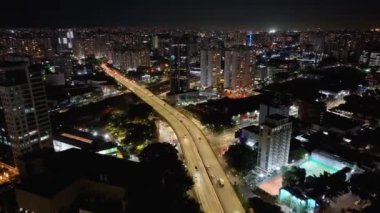 Sao Paulo Skyline Sao Paulo, Brezilya 'da. Trafik Bulvarı. Şehir merkezinde. Şehir Gecesi Manzarası. Sao Paulo Skyline Sao Paulo, Brezilya 'da. Şehir manzarası arka planı. Sao Paulo Brezilya.