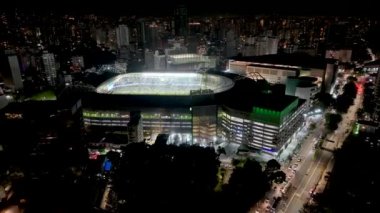 Brezilya 'daki Sao Paulo' da Allianz Arena. Futbol stadyumu. Gece Kenti. Şehir merkezinde. Brezilya 'daki Sao Paulo' da Allianz Arena. Spor Merkezi. Sao Paulo Brezilya.