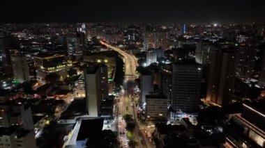 Brezilya 'daki Sao Paulo' da Sumare Bulvarı. Trafik Bulvarı. Şehir merkezinde. Şehir Gecesi Manzarası. Brezilya 'daki Sao Paulo' da Sumare Bulvarı. Şehir manzarası arka planı. Sao Paulo Brezilya.