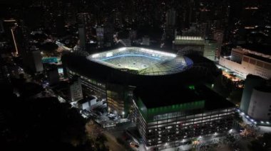 Brezilya 'daki Sao Paulo' da futbol stadyumu. Futbol sahası. Futbol stadyumu. Şehir merkezindeki gece kuşağı. Brezilya 'daki Sao Paulo' da futbol stadyumu. Gece Festivali. Sao Paulo Brezilya.