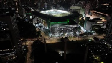 Brezilya 'daki Sao Paulo' da futbol stadyumu. Futbol sahası. Futbol stadyumu. Şehir merkezindeki gece kuşağı. Brezilya 'daki Sao Paulo' da futbol stadyumu. Gece Festivali. Sao Paulo Brezilya.