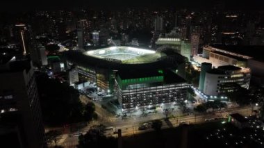 Brezilya 'daki Sao Paulo' daki Palmeiras Stadyumu. Futbol sahası. Futbol stadyumu. Şehir merkezindeki gece kuşağı. Brezilya 'daki Sao Paulo' daki Palmeiras Stadyumu. Gece Festivali. Sao Paulo Brezilya.