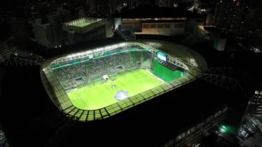 Brezilya 'daki Sao Paulo' daki Palmeiras Stadyumu. Futbol sahası. Futbol stadyumu. Şehir merkezindeki gece kuşağı. Brezilya 'daki Sao Paulo' daki Palmeiras Stadyumu. Gece Maçı. Sao Paulo Brezilya.