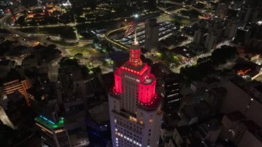 Brezilya 'daki Sao Paulo' da Santander Deniz Feneri. Aydınlanmış Şehir Manzarası. Şehir merkezi manzarası. Highrise Binaları. Brezilya 'daki Sao Paulo' da Santander Deniz Feneri. İş Gökdelenleri. Sao Paulo Brezilya.