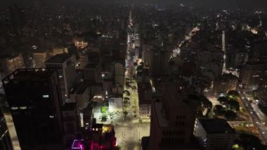 Brezilya 'daki Sao Paulo' da Altino Arantes Binası. Highrise Binaları Peyzajı. Şehir merkezindeki şehir manzarası. Aydınlanmış Şehir. Brezilya 'daki Sao Paulo' da Altino Arantes Binası. İş seyahati. Sao Paulo Brezilya.