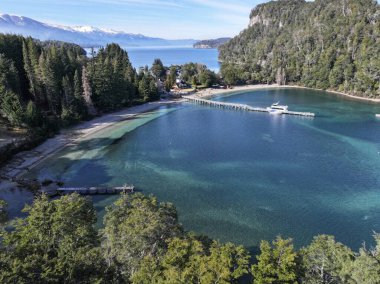 Neuquen Arjantin 'deki Villa La Angostura' da Sunlight Bay Water. Karlı Dağlar. Angostura Köyü. Geçmişe Seyahat. Neuquen Arjantin 'deki Villa La Angostura' da Güneş Işığı Koyu Suyu.