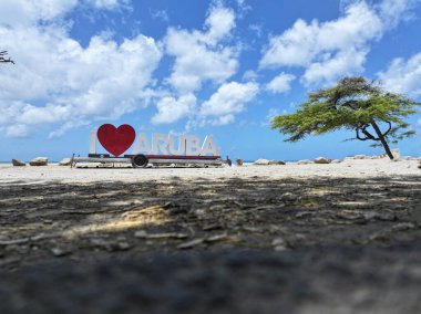 Hollanda Karayipler 'deki Oranjestad' da Aruba Skyline. Karayip Sahili. Mavi Deniz Arkaplanı. Hollanda Karayipler 'deki Oranjestad Aruba. Turizm arazisi. Doğa Deniz Burnu.