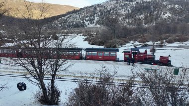Ushuaia Arjantin. Tierra del Fuego Ulusal Parkı 'ndaki Ushuaia şehrinin tarihi tren istasyonu. Patagonya Arjantin. Adı Dünyanın Sonu Del Mundo Treni. Ushuaia Arjantin Tierra del Fuego.