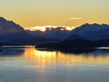 Rio Negro Arjantin 'deki Bariloche' de Günbatımı Gökyüzü. Sahne Suyu. Seascape Sunset. Bariloche Arjantin. Çarpıcı Dağlar. Rio Negro Arjantin 'de Bariloche' de Günbatımı Gökyüzü.