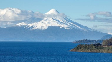 Osorno Vulcan Los Lagos Şili 'deki Puerto Montt' ta. Volkan manzarası. Gökyüzü Bulutları Arkaplanı. Los Lagos Şili. Road Trip Dağı. Osorno Vulcan Los Lagos Şili 'deki Puerto Montt' ta.