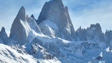 Fitz Roy Dağı, Arjantin, El Chalten 'de. Doğa manzarası. Geçmişe Seyahat. Patagonya Arjantin. Şehir merkezindeki şehir manzarası. Fitz Roy Dağı Patagonya El Chalten 'de Arjantin.