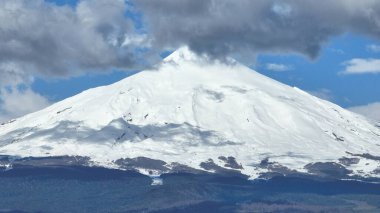 Araucania Şili, Pucon 'daki sahil şehri. Volkan manzarası. Şehir merkezindeki şehir manzarası. Araucania Şili. Volkanik Göl. Araucania Şili 'nin Pucon Kıyı Kenti.