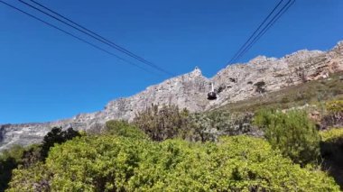 Güney Afrika Burnu 'ndaki Cape Town' daki masa dağı. Aerial Cableway Sahnesi. Dev Kayalar. Cape Town Batı Cape Güney Afrika 'da. Turizm Seyahati. Ulaşım Skyline.