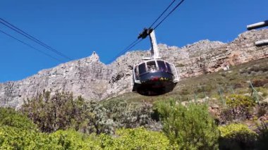 Güney Afrika 'nın batısındaki Cape Town' da bir araba telgrafı. Havadan Kablo Yolu manzarası. Dev Kanyonlar. Cape Town Batı Cape Güney Afrika 'da. Turizm Seyahati. Tablo Dağı Skyline.