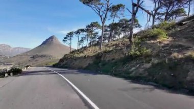 Güney Afrika Yolu, Cape Town, Güney Afrika Burnu. Masa Dağı Tarihi Yeri. Turistik Yol. Cape Town Batı Cape Güney Afrika 'da. Turizm Seyahati. Yol Gezisi Skyline.