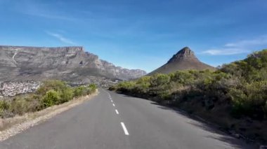 Güney Afrika Yolu, Cape Town, Güney Afrika Burnu. Masa Dağı Tarihi Yeri. Turistik Yol. Cape Town Batı Cape Güney Afrika 'da. Turizm Seyahati. Yol Gezisi Skyline.