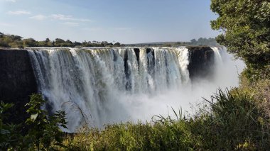 Kuzey Zimbabwe 'deki Victoria Şelaleleri' nde. Dev Şelaleler. Doğa manzarası. Kuzey Zimbabwe 'de Victoria Şelalesi. Zambezi Nehri. Seyahat Manzarası.