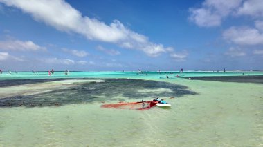 Bonaire Hollanda Antilleri 'ndeki Kralendijk' te Karayip Skyline 'ı. Ada Sahili. Mavi Deniz Manzarası. Bonaire Hollanda Antilleri 'nde Kralendijk. Turizm arka planı. Doğa Deniz Burnu.