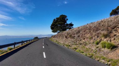 Güney Afrika Burnu 'ndaki Cape Town' daki sahil yolu. Masa Dağı Tarihi Yeri. Turistik Yol. Cape Town Batı Cape Güney Afrika 'da. Turizm Seyahati. Yol Gezisi Skyline.