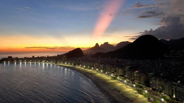 Rio de Janeiro Skyline Rio de Janeiro Brezilya 'daki Copacabana Plajı' nda. Günbatımı Alacakaranlık Skyline. Turizm Sahnesi. Rio de Janeiro Brezilya 'daki Copacabana Plajı. Sunset Evening Skyline 'da. Günbatımı Skyline.